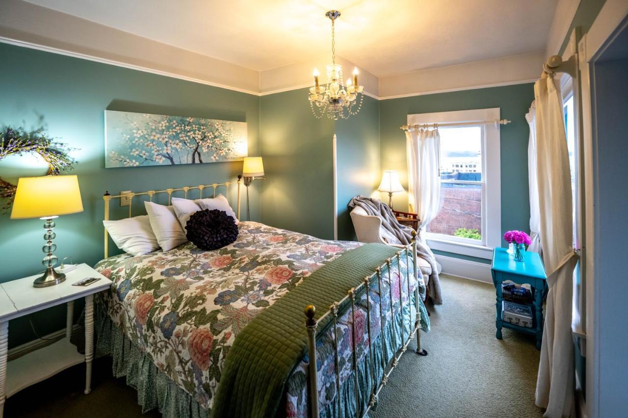 Clementine'S Guest House & Vacation Rentals Асторія Екстер'єр фото