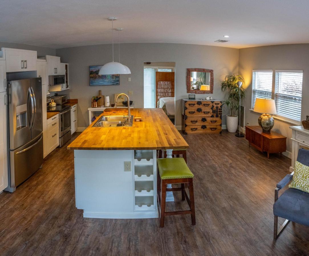 Clementine'S Guest House & Vacation Rentals Асторія Екстер'єр фото